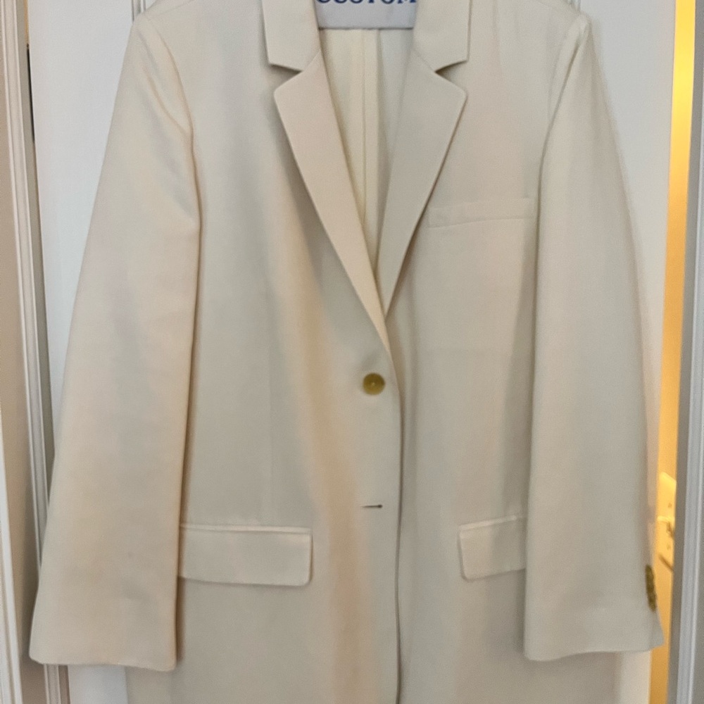 Everlane Cream Blazer Timeless Design
